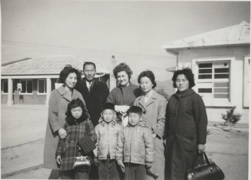 컴패션 어린이 콰이어 3명과 함께 촬영한 사진