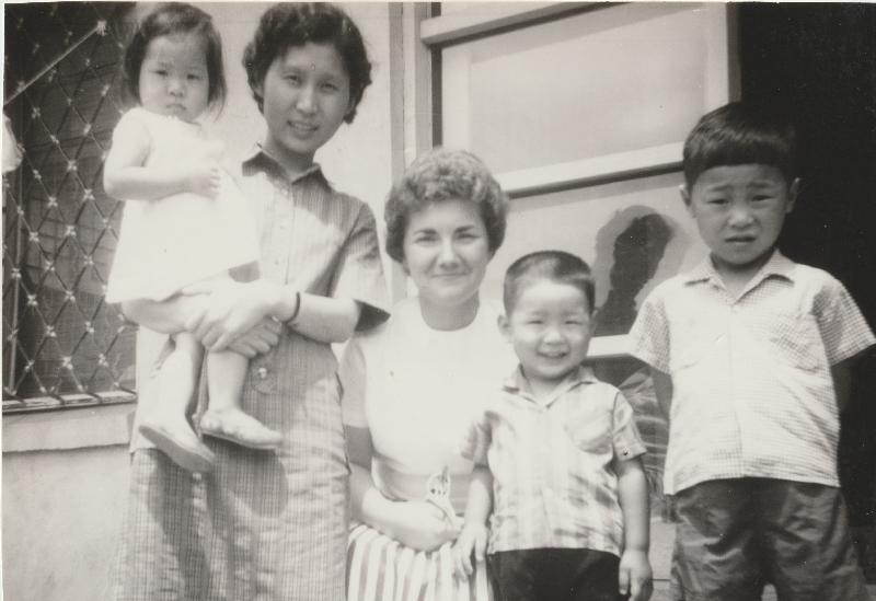 한국어 선생님 및 가족과 함께 촬영한 사진